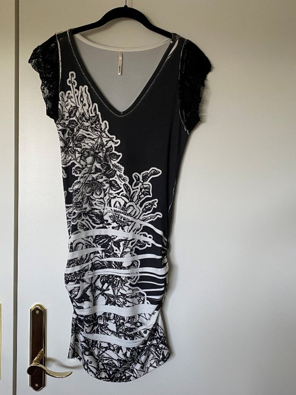 Robe stretch avec motif asymétrique noir/blanc cassé et insertion dentelle noire